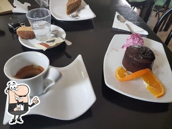 Cafea, prăjituri și deserturi pe masă